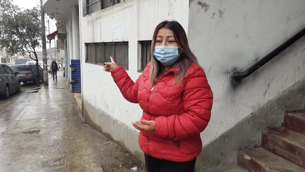 Delincuentes venezolanos arrojaron al suelo a una próspera empresaria para robarle su cartera con dinero, celulares y tarjetas de crédito, en Villa El Salvador. (foto: TROME)