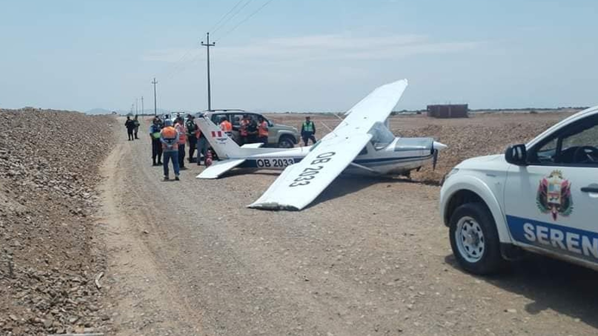 La Libertad: Avioneta aterriza de emergencia y tres tripulantes salva de morir.