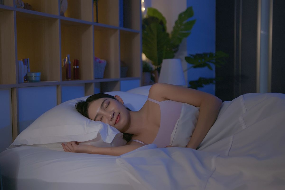 Dormir bien mejora el rendimiento cerebral, el estado de ánimo y la salud. (Foto: PonyWang / iStock)