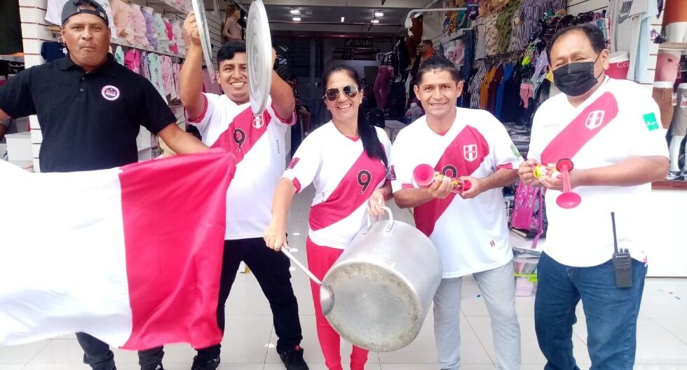 Son parte de la hinchada y alientan con bandera, chicharra e incluso olla y cucharón. (Pedro Q. / Trome)