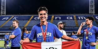 Matteo Pérez se olvidó de Suecia y toma la bandera de Perú para fetejar en Croacia (Foto: @GNK_Dinamo)
