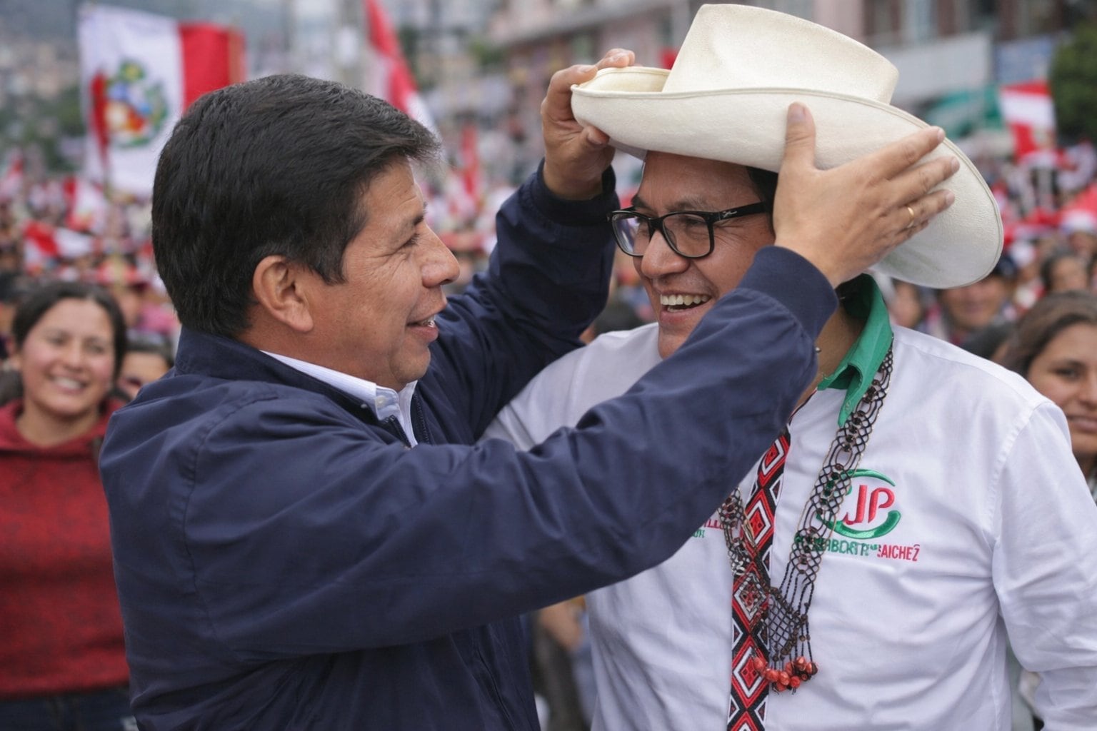 Roberto Sánchez emplea sombrero chotano de Pedro Castillo y promete indultarlo. Hecho con IA