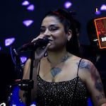 Pierde los papeles con el público en show de Los Olivos