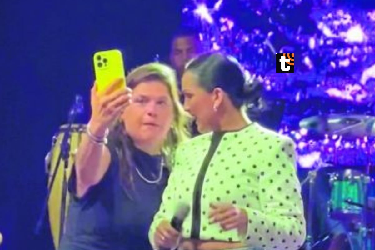 Daniela Darcourt fue retirada del escenario en pleno show.
