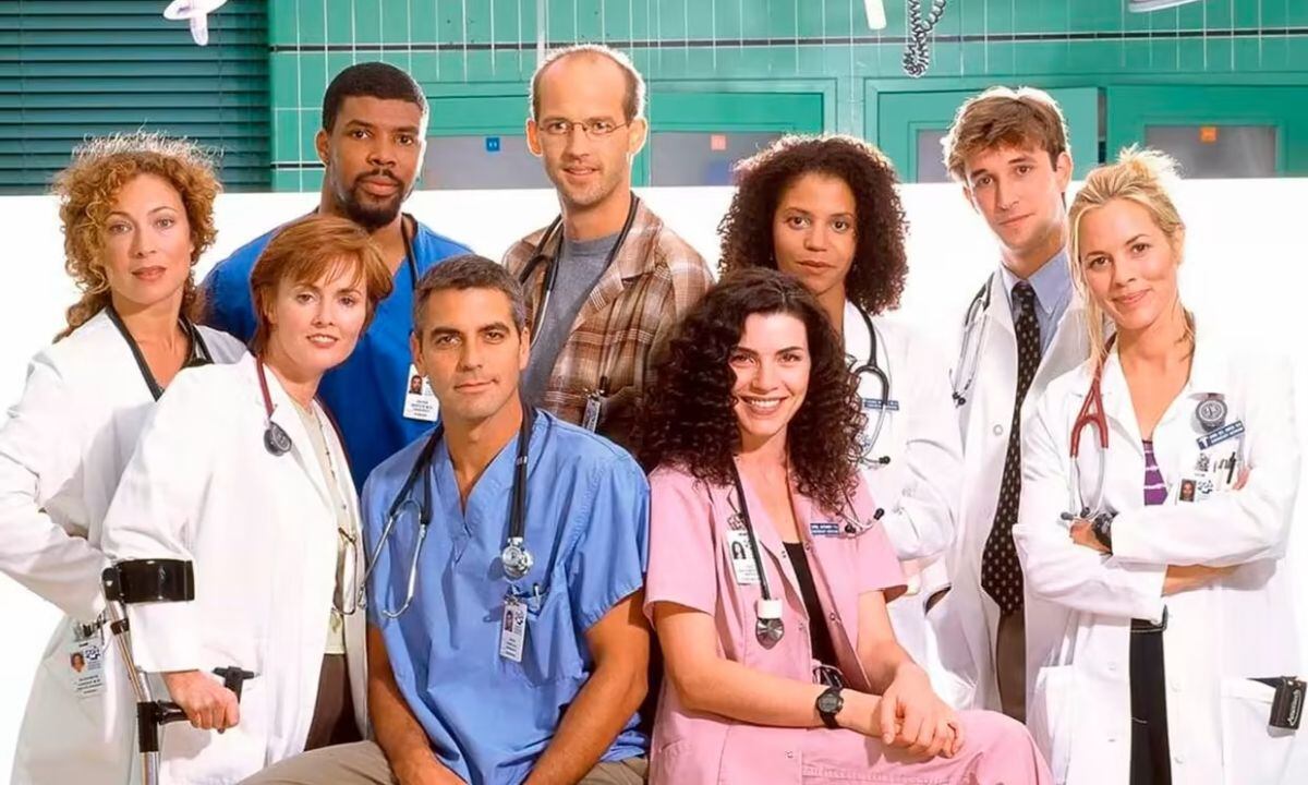 Clooney junto al reparto de actores de la serie "ER" (Foto: Warner Bros)