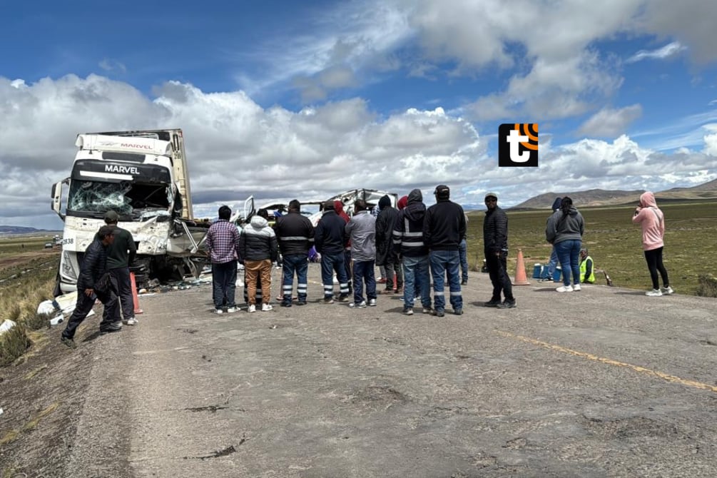 Un tráiler y una minivan impactaron en la carretera Arequipa-Puno, dejando al menos 11 fallecidos.
