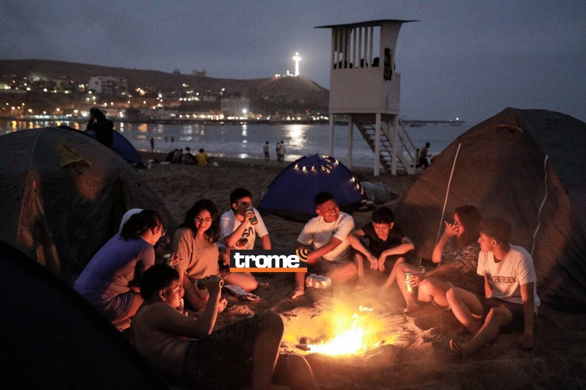 Despidieron el 2022 con festejos en las calles y también frente al mar. (Isabel Medina / Foto: Joel Alonzo / Trome)