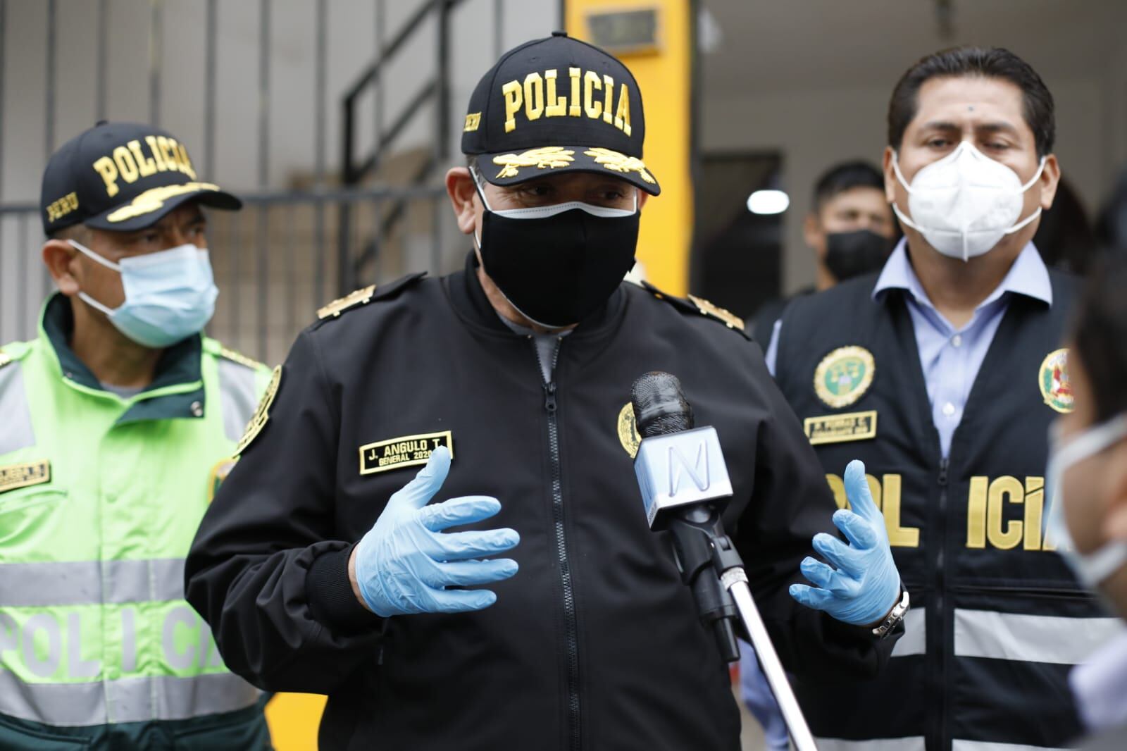 Doce venezolanos, entre ellos tres mujeres, acusados de cometer una ola de atracos a mano armada en San Juan de Miraflores y Chorrillos, fueron atrapados en una casa alquilada. Dos de ellos asaltaron y arrastraron a la ancianita Lucinda Quintana Valderrama (75), para robarle sus pertenencias. (foto: César Bueno/GEC)