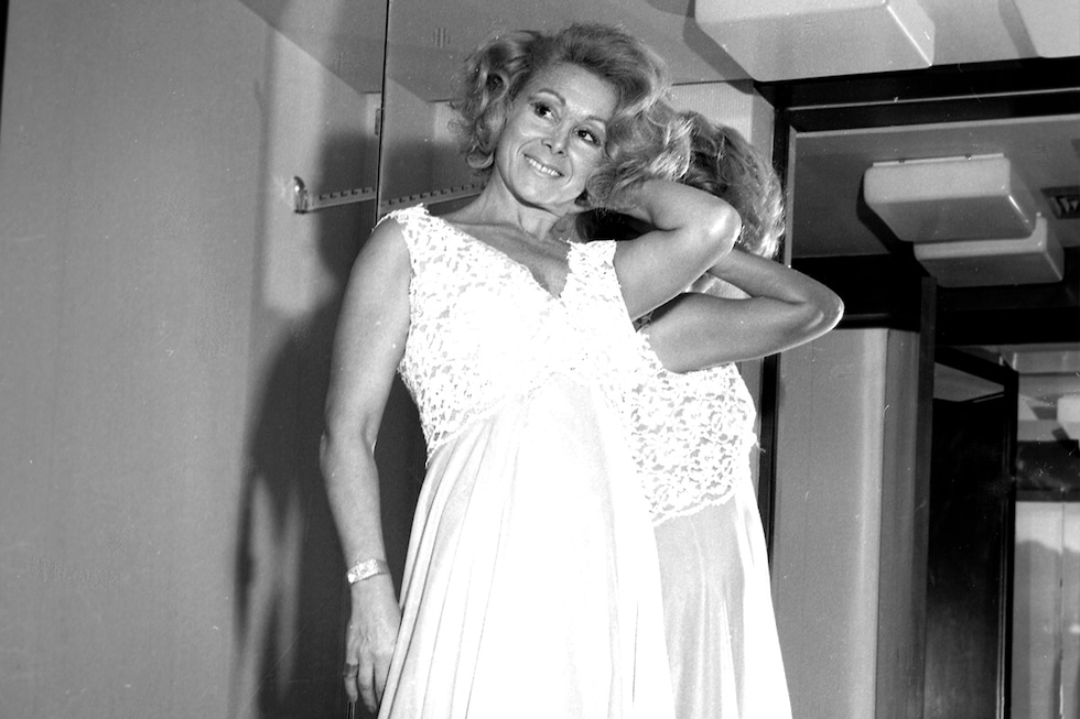 Desde entonces, cuarenta años de escenario, de teatro, de radio y de televisión en el Perú. La veíamos como “Hermia” en el espectacular “Sueño de una noche de verano”, en “Una ardiente noche de verano” por la que obtuvo el Premio nacional de Teatro, en “El baile de los ladrones”, “Topaz”, “Ocho mujeres”, “Fiebre de primavera” y muchas más. Posteriormente haría comedias con Pepe Vilar, escenificando “Juegos de marido y mujer”. Sin embargo, el medio que la hizo popularmente conocida a Linda Guzmán fue la televisión, como actriz y también como conductora.