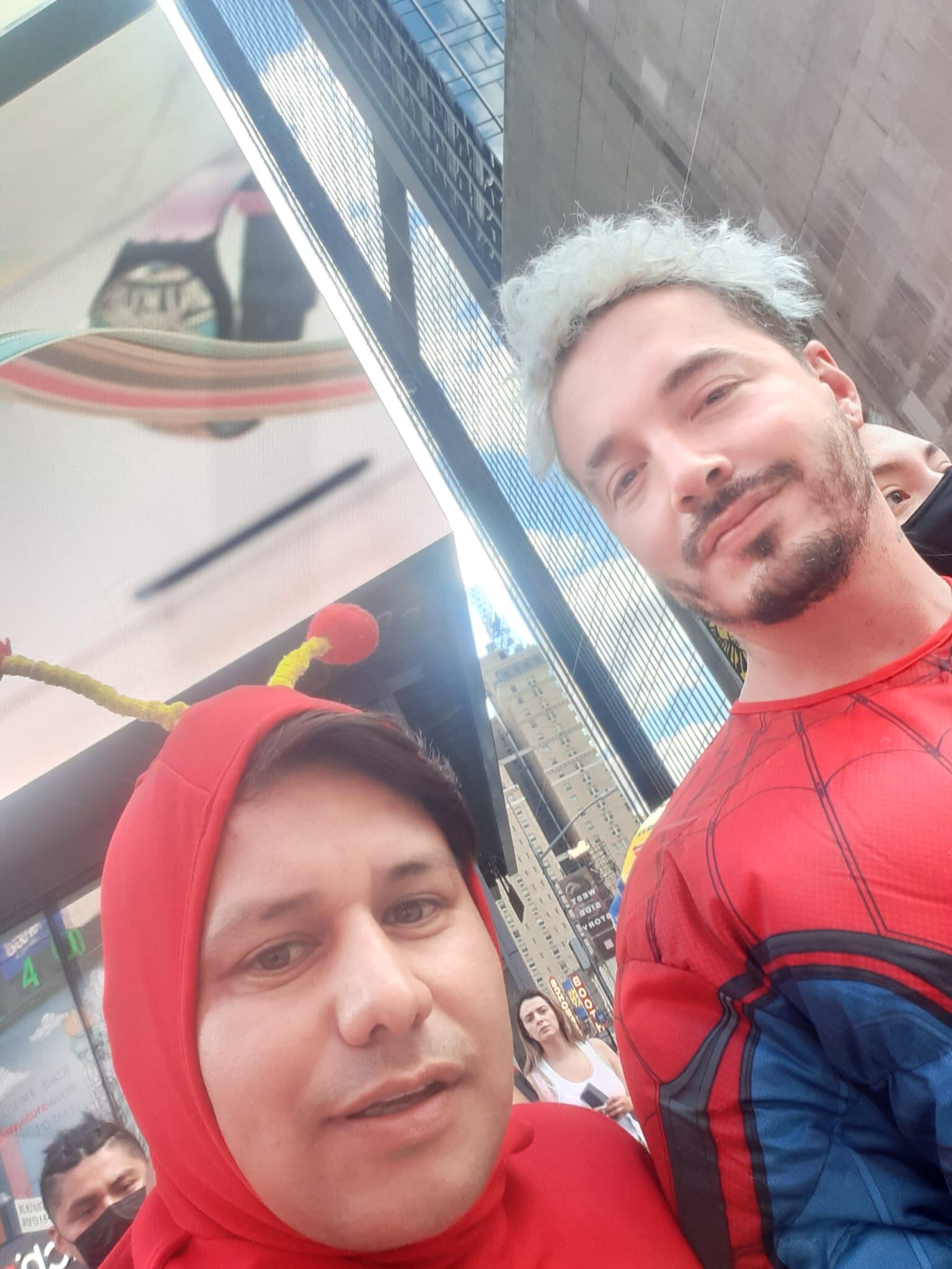 Nuestro artista peruano se llegó a tomar una foto con el famoso cantante J Balvin. "Me felicitó por mi trabajo", contó.