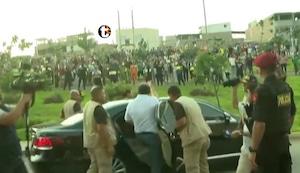 ¡Rechazo popular! Lanzan piedras e insultan a ministro Santiváñez en operativo policial en Lurín