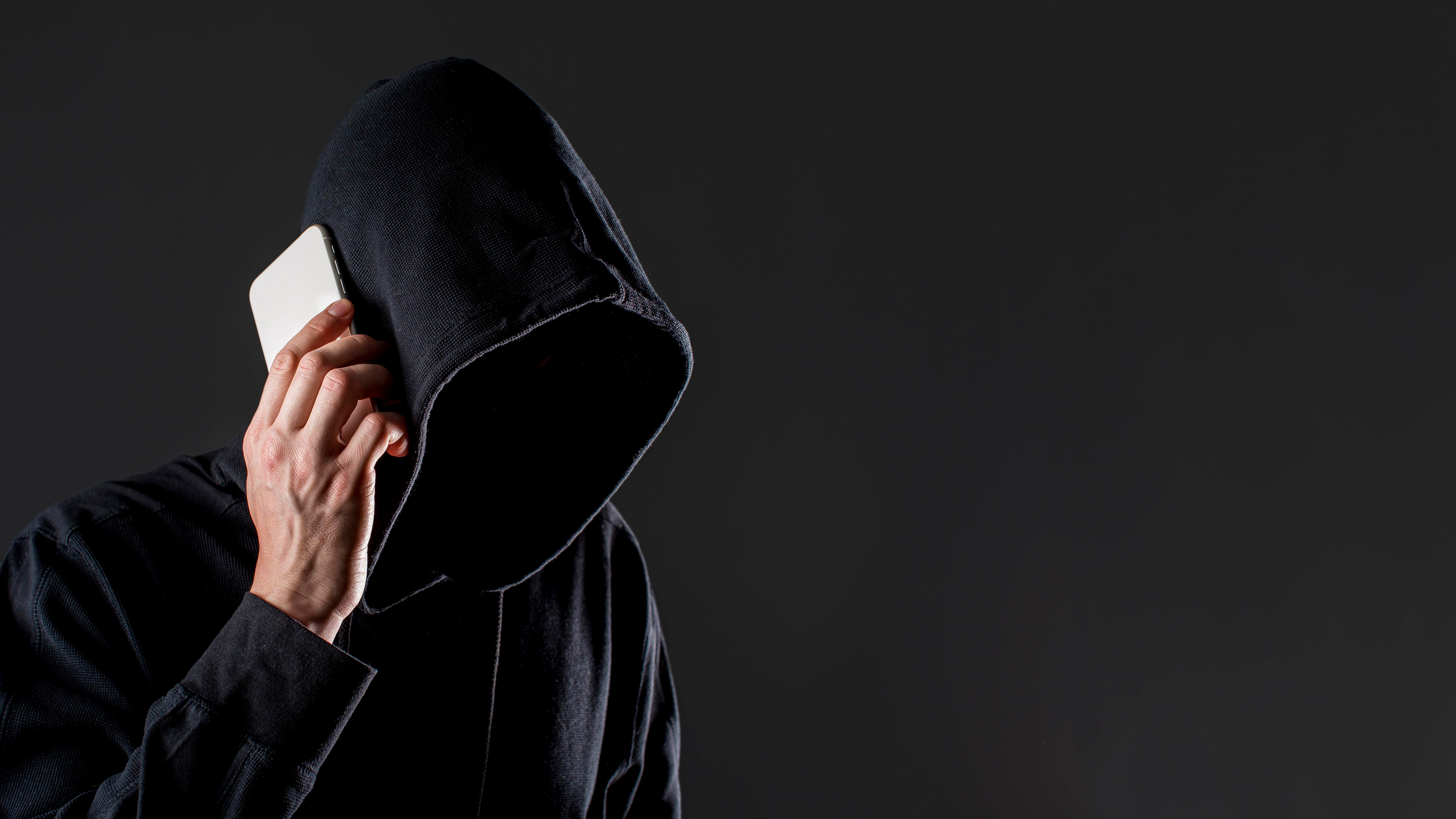 las extorsiones afectan el ámbito económico, ya que los pequeños comerciantes suelen ser blancos frecuentes. Esto puede llevar al cierre de negocios, pérdida de empleos y disminución de la inversión en la comunidad. Foto: Freepik.