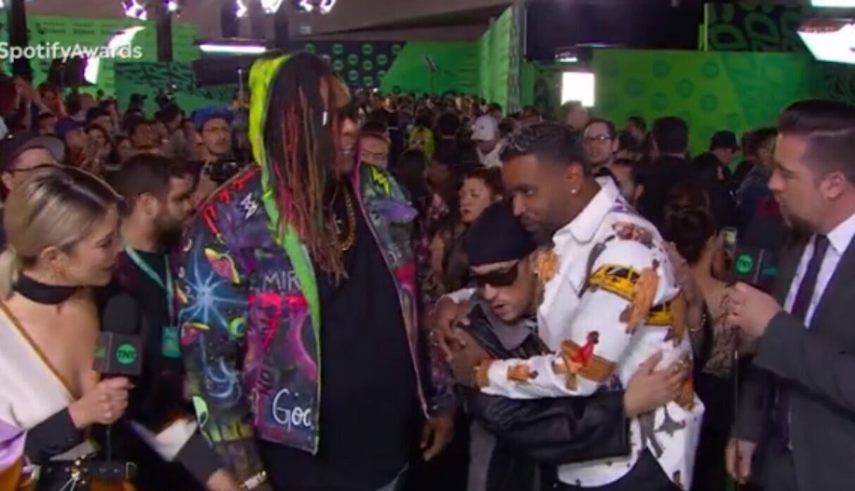 Bad Bunny y el preciso instante en que abraza a Zion. (Foto: Captura TNT)