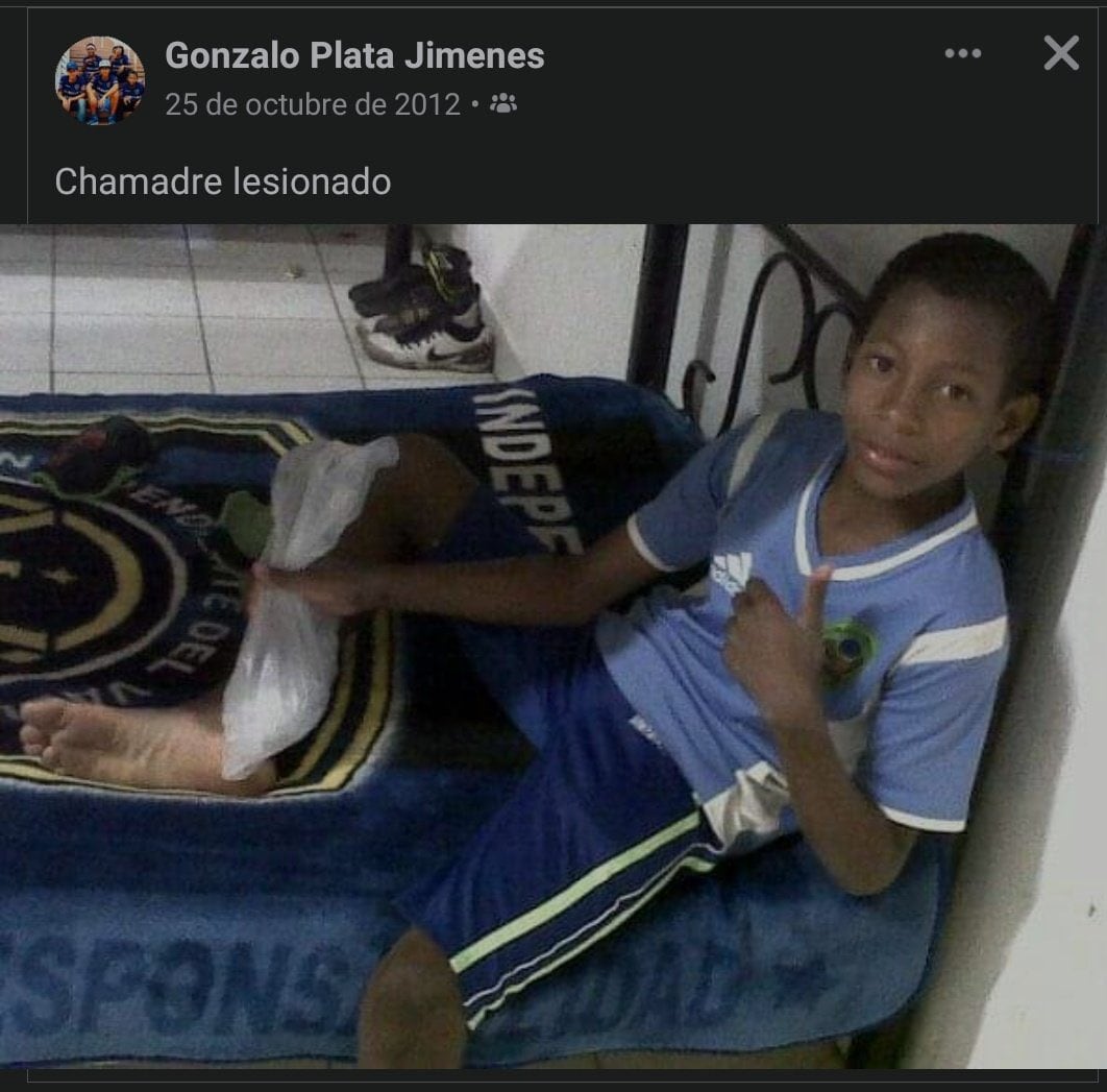 A los 12 años tuvo una lesión muscular, pero su madre lo curó y fue goleador del torne Sub-12
