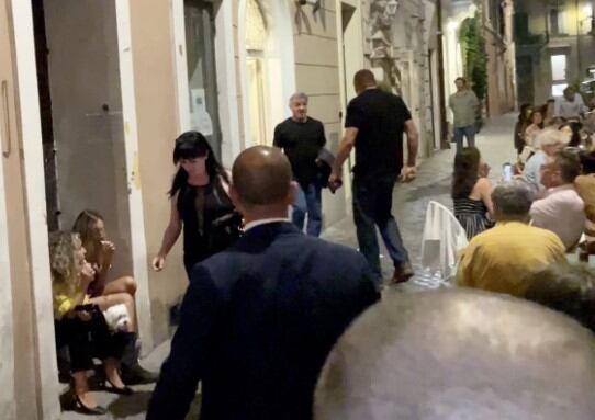 El actor estuvo muy bien acompañado en Italia ( Foto Backgrid UK/The Grosby Group)