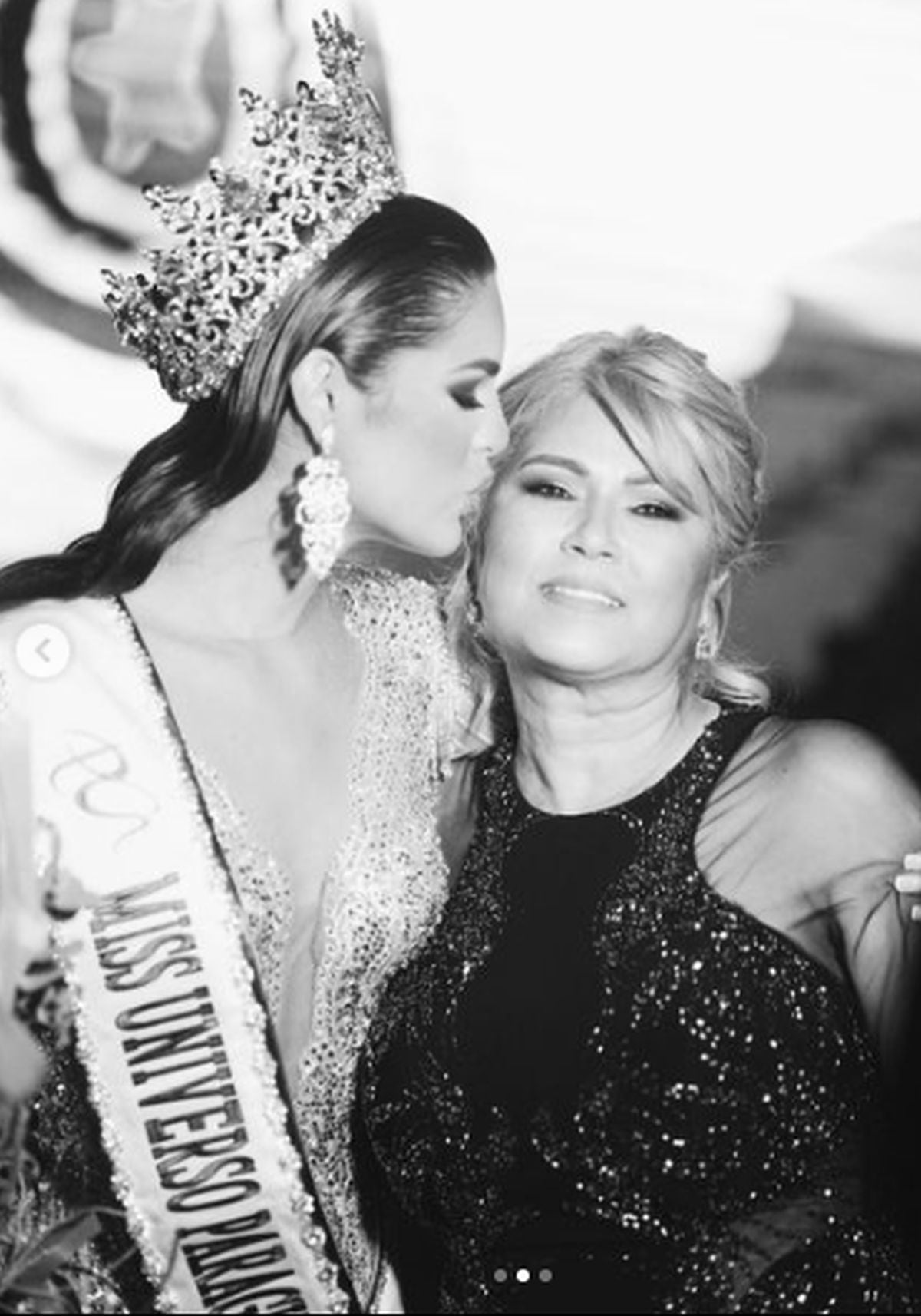 Cuando la esposa de Marc Anthony fue coronada Miss Paraguay y le da un beso a Ludy Ferreira (Foto: Nadia Ferreira / Instagram)