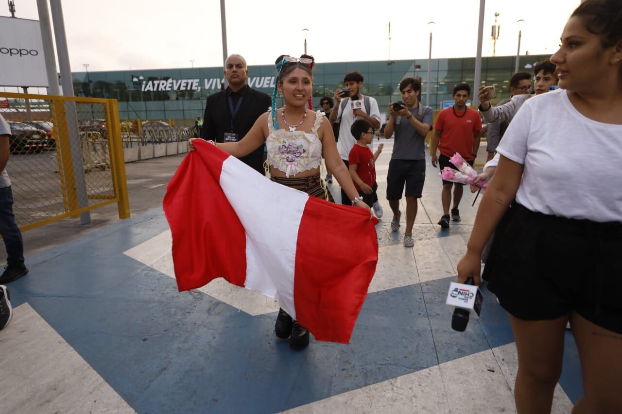 Milena Warthon con la bandera del Perú. Fotos: Piko Tamashiro /@photo.gec