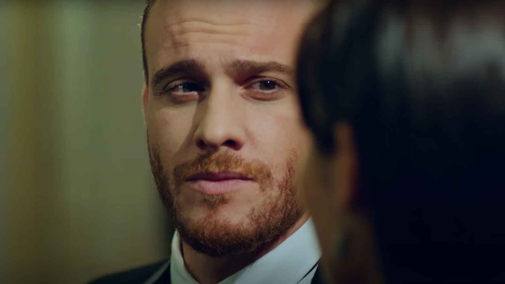 Serkan aún guarda el collar de Eda (que antes era su anillo de flores) en la caja fuerte de su oficina porque significa mucho para él. (Foto: MF Yapım)