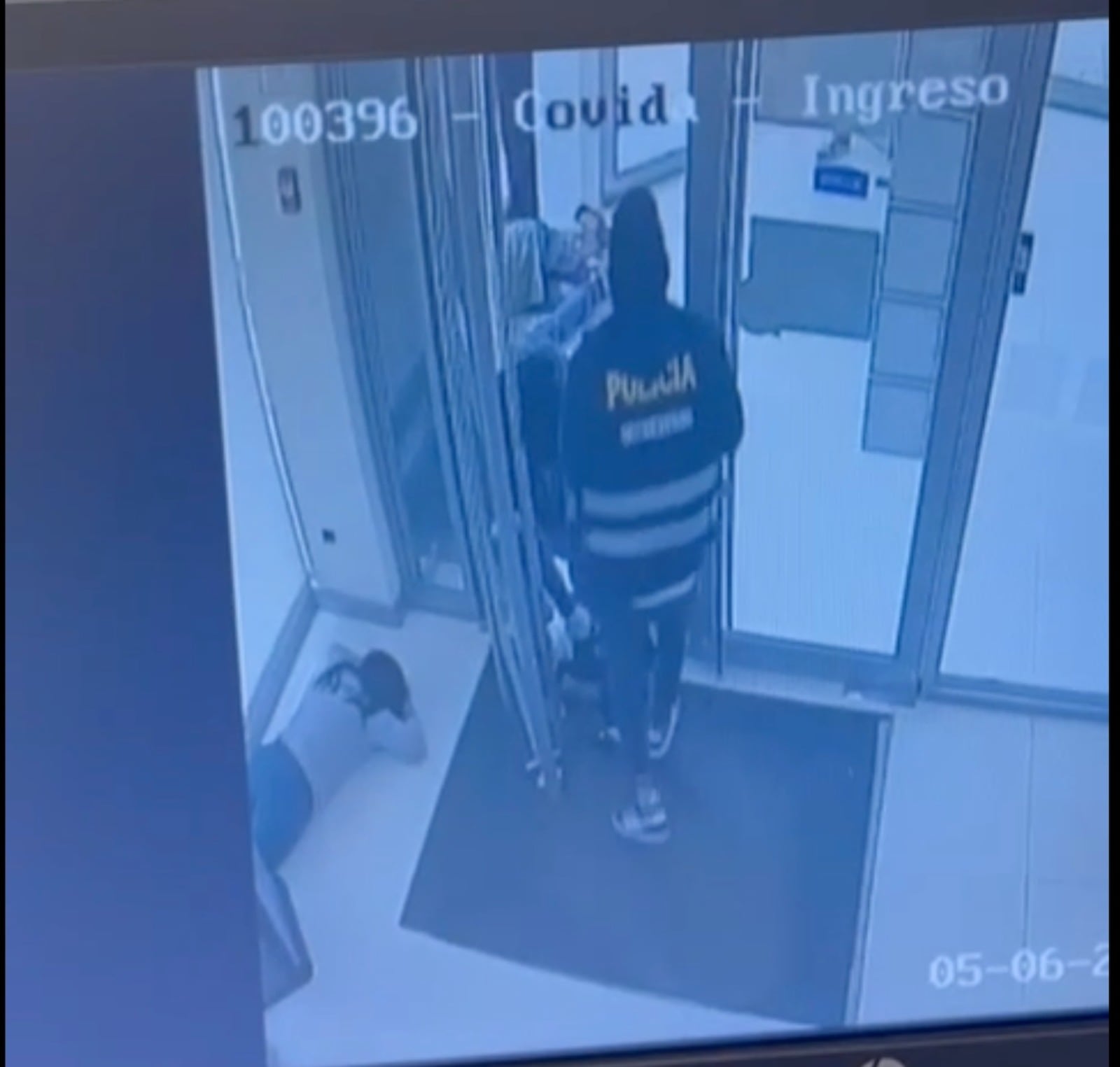 Ladrones hicieron tirarse al piso a los clientes y trabajadores.