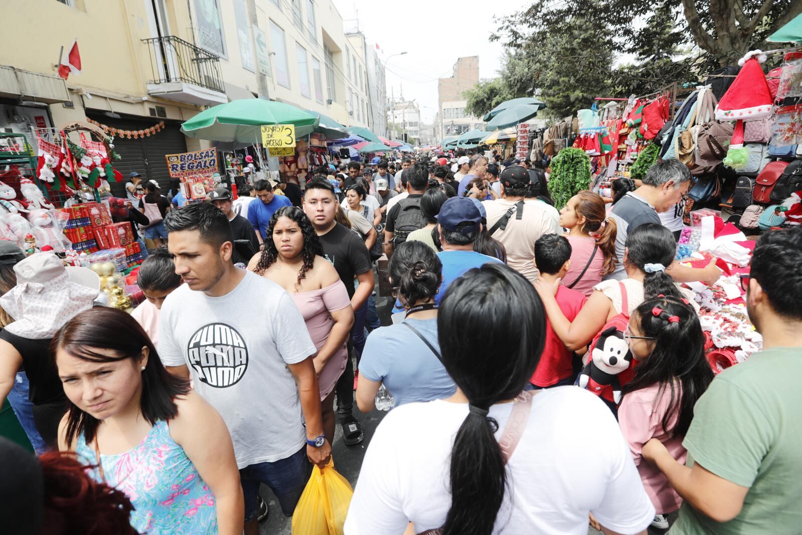 Miles de personas asistieron este domingo a Mesa Redonda para realizar sus compras navideñas.
Foto: Jesús Saucedo