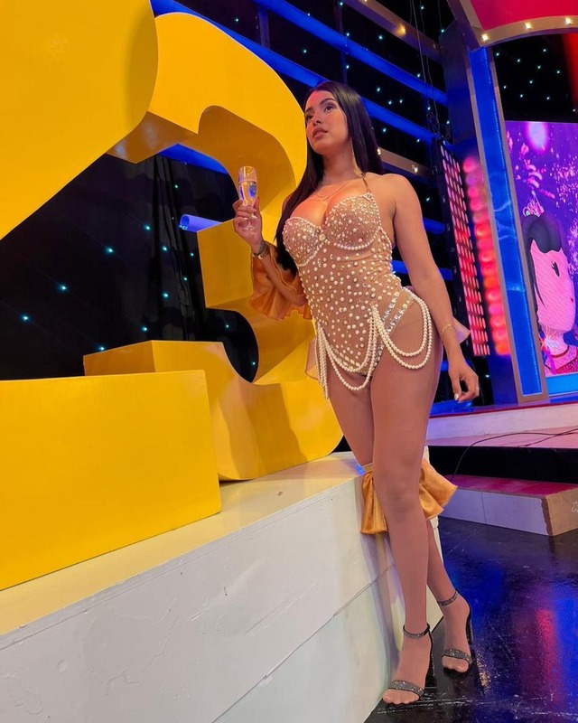 Samantha Batallanos, Angye Zapata, Arlette Rujel, Rossi Torrealba y Wesly Benavides, las bellas integtantes del Reventonazo. (Redes sociales)