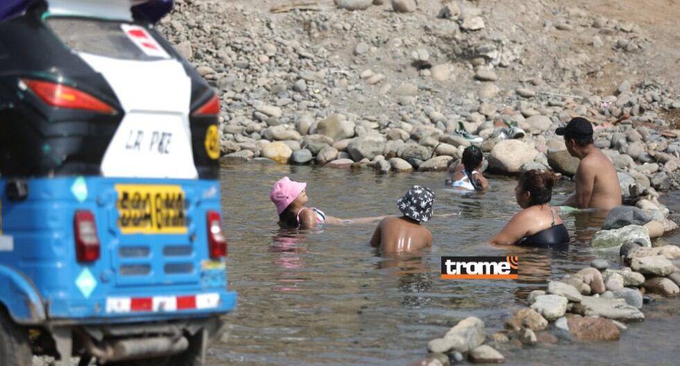 Varias familias optaron por refrescarse del calor en el rio Lurín. (Foto Julio Reaño / Trome)