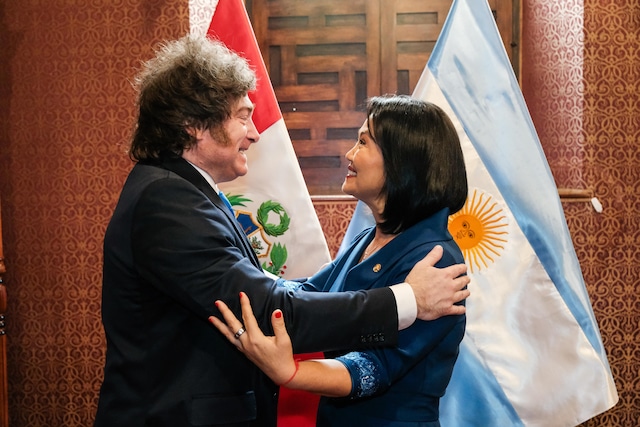 Presidente de Argentina, Javier Milei saludando a la presidenta electa de Perú, Keiko Fujimori, este martes en el Palacio de Torre Tagle en Lima (Perú). Foto: EFE/ Oficina de la Presidenta Electa de Perú