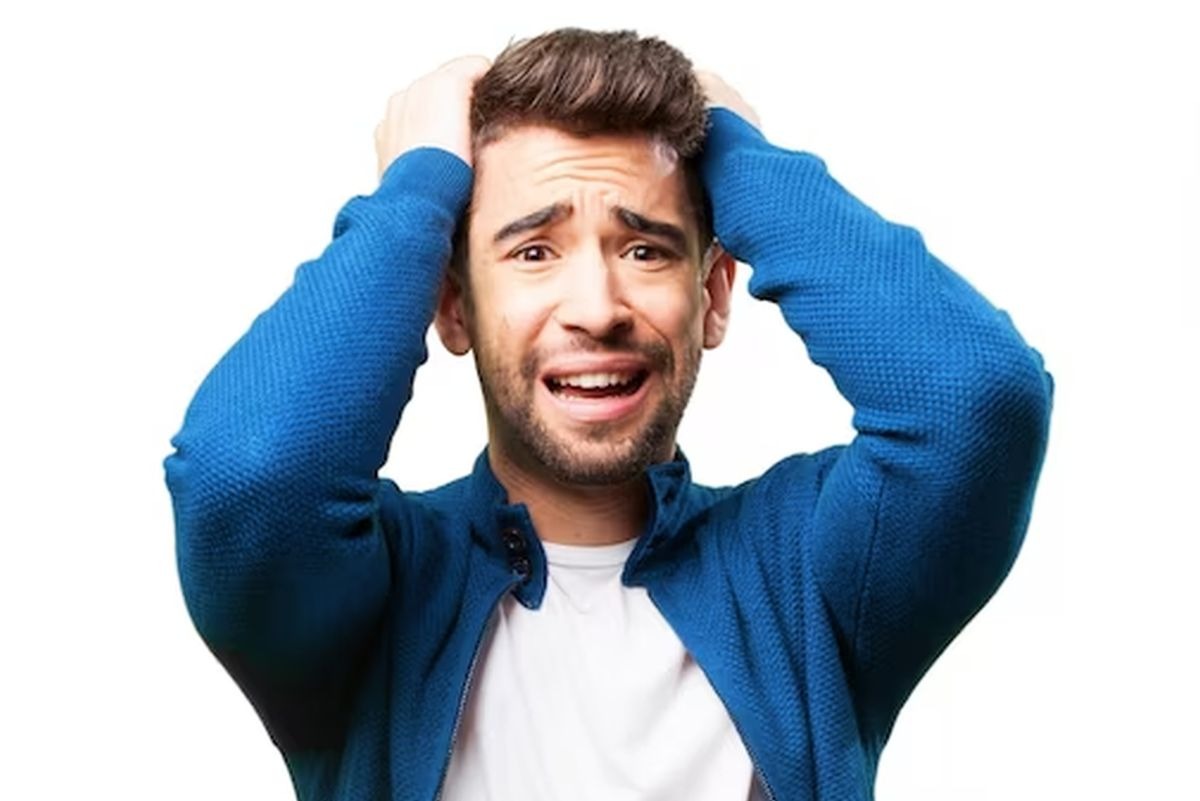 La cara de angustia de una persona al conocer que podría sufrir la pérdida de algo según signo en el horóscopo chino (Foto: Freepik)