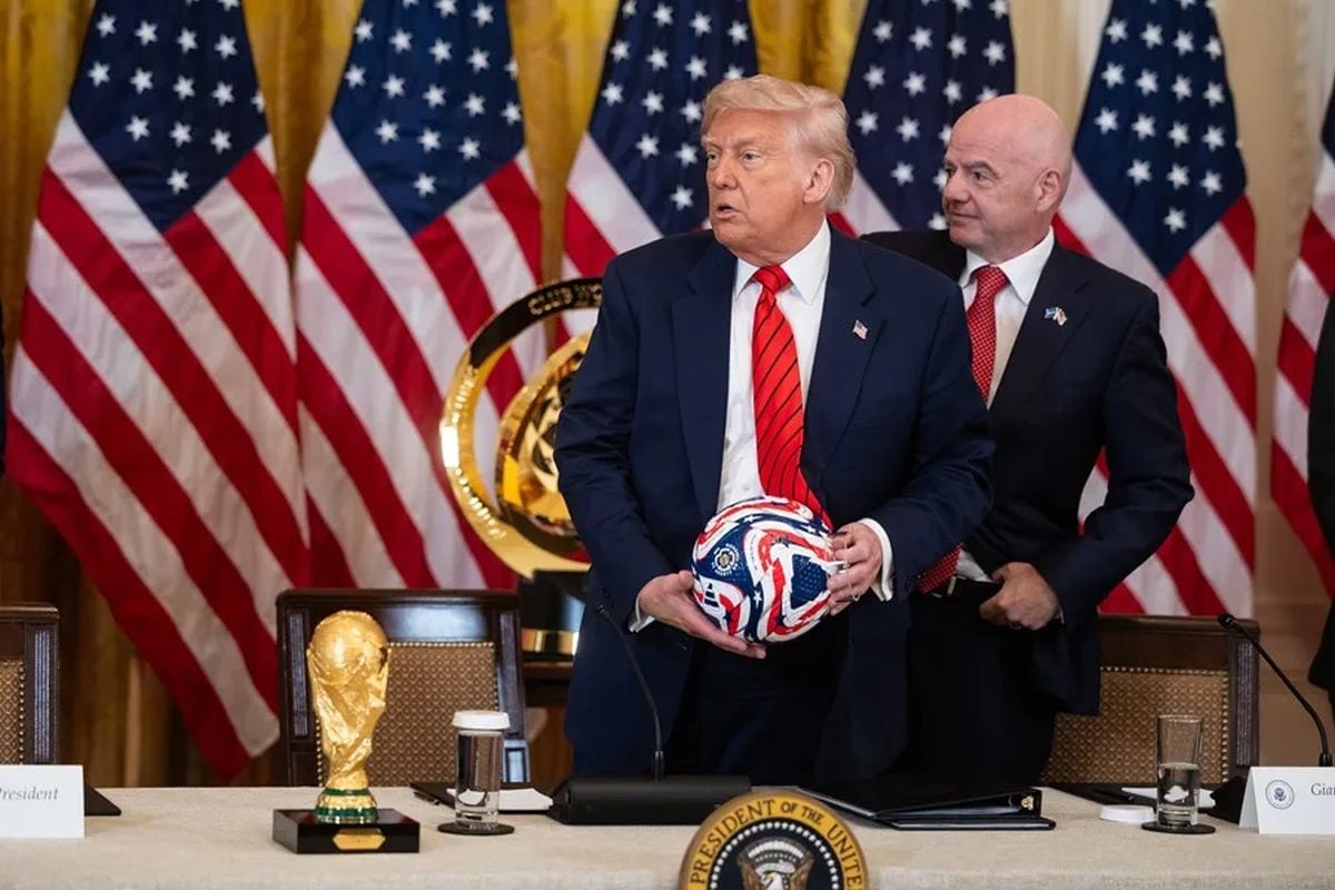 Fotografía de archivo del presidente de EE.UU., Donald Trump, junto al presidente de la FIFA, Gianni Infantino. Foto: EFE/EPA/ FRANCIS CHUNG