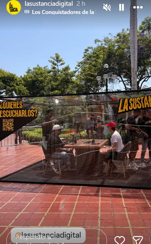 Ricardo Gareca entrevistando a Jefferson Farfán para el canal digital 'La Sustancia' dentro de una caja de acrílico en Barranco.