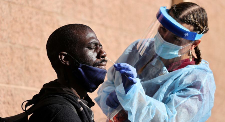 Un hombre realiza una prueba de coronavirus en Los Ángeles, California (Estados Unidos), el 25 de noviembre de 2020. (REUTERS/Lucy Nicholson).