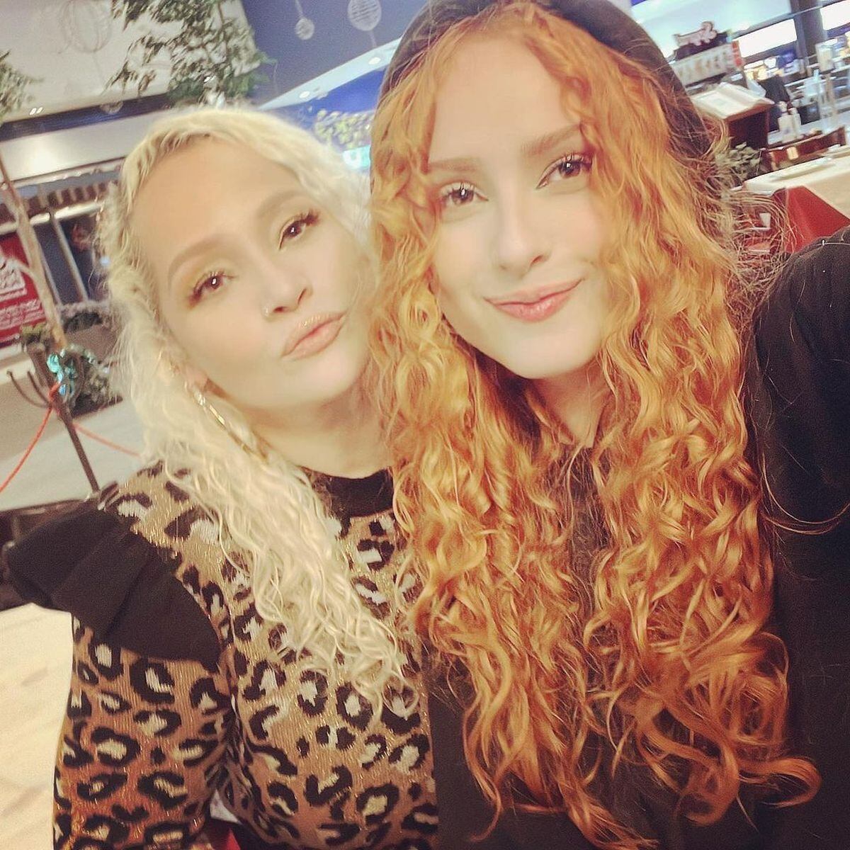 Junto a su hija, Majo, que también se dedica a la música (Foto: Erika Alcocer / Instagram)