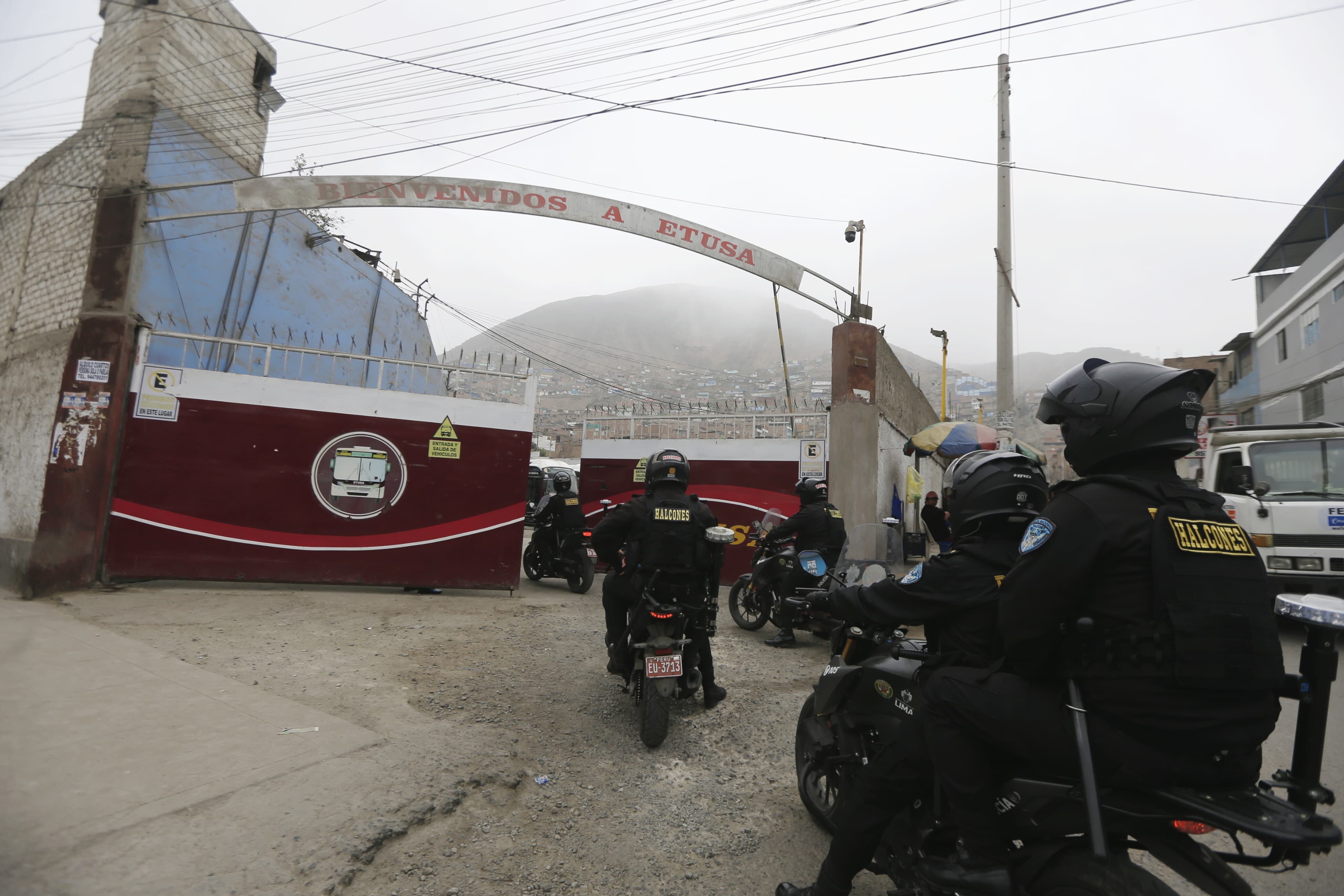 Un gran número de policías motorizados llegaron al paradero ETUSA para resguardarlo. Foto: Violeta Ayasta/@photo.gec