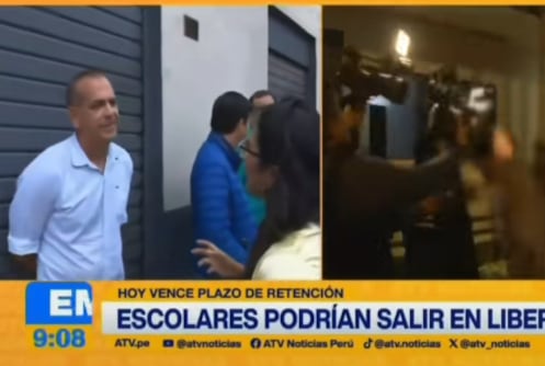 Padre de menor investigado por agresión sexual lanza polémica respuesta tras escupir a camarógrafo.