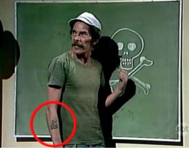Este tatuaje ha sido visto por innumerables personas al aire (Foto: Captura de imagen de Youtube)