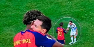 Lamine Yamal abraza a Lionel Messi tras sonar el pitazo final (Foto: AFP)