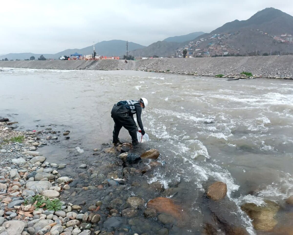 Centro de Operaciones de Emergencia Nacional del INDECI verifica estado del agua.
