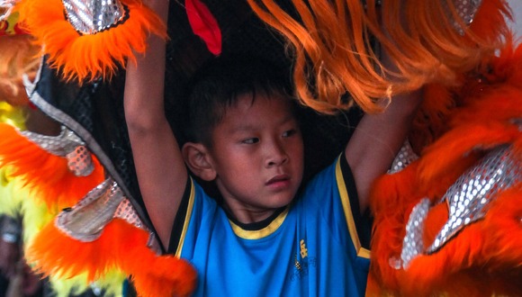 Un niño preparándose con un disfraz de dragón muy tradicional para el Año Nuevo Chino (Foto: Pexels)