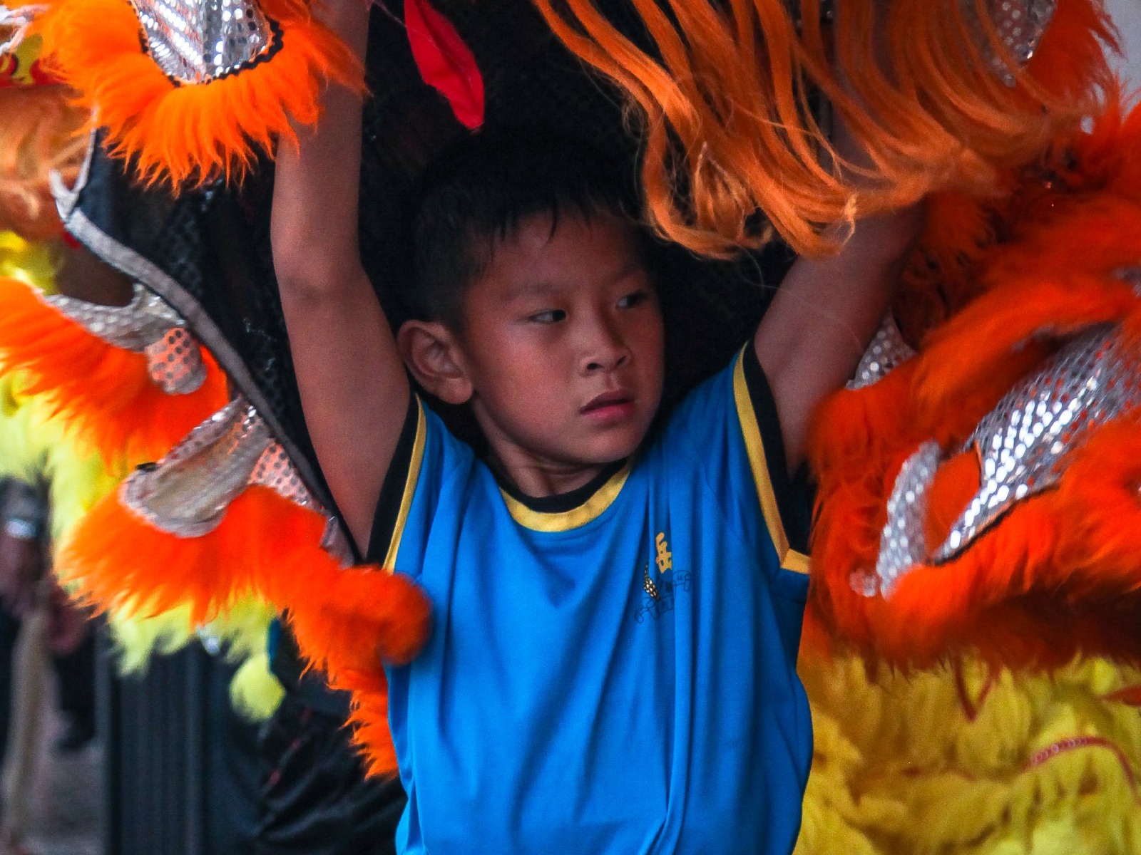 Un niño preparándose con un disfraz de dragón muy tradicional para el Año Nuevo Chino (Foto: Pexels)
