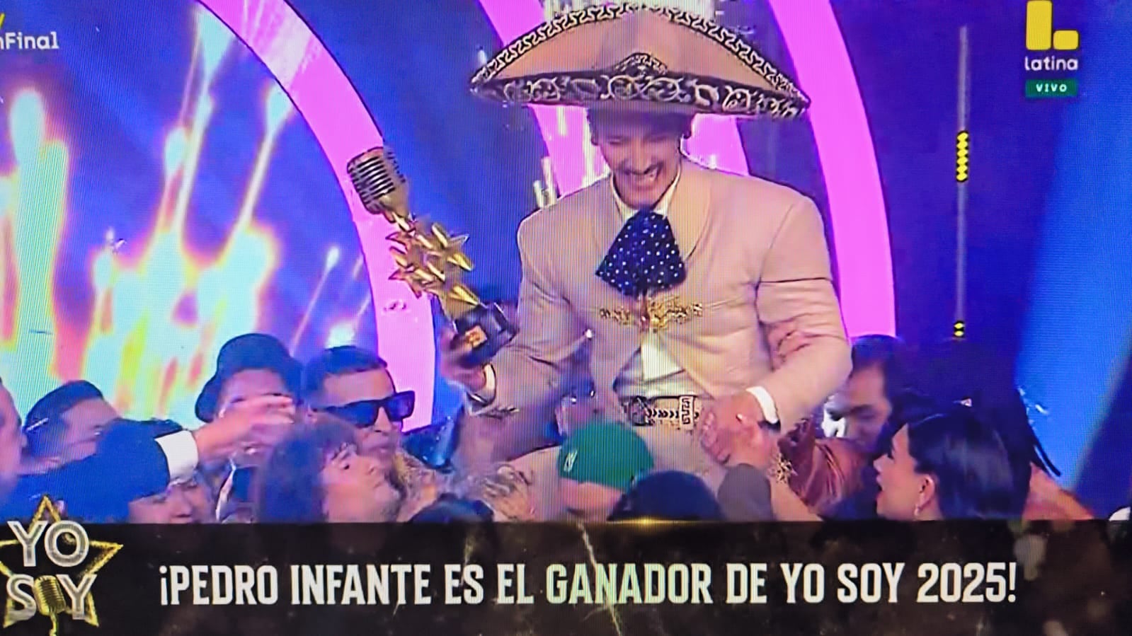 Imitador de Pedro Infante es cargado en hombros por sus compañeros al ganar 'Yo Soy 2025'.