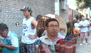 ¡El ‘Ángel del Gas’! Distribuidor vende balones a S/50 en Chorrillos mientras en otros distritos llegan hasta S/120