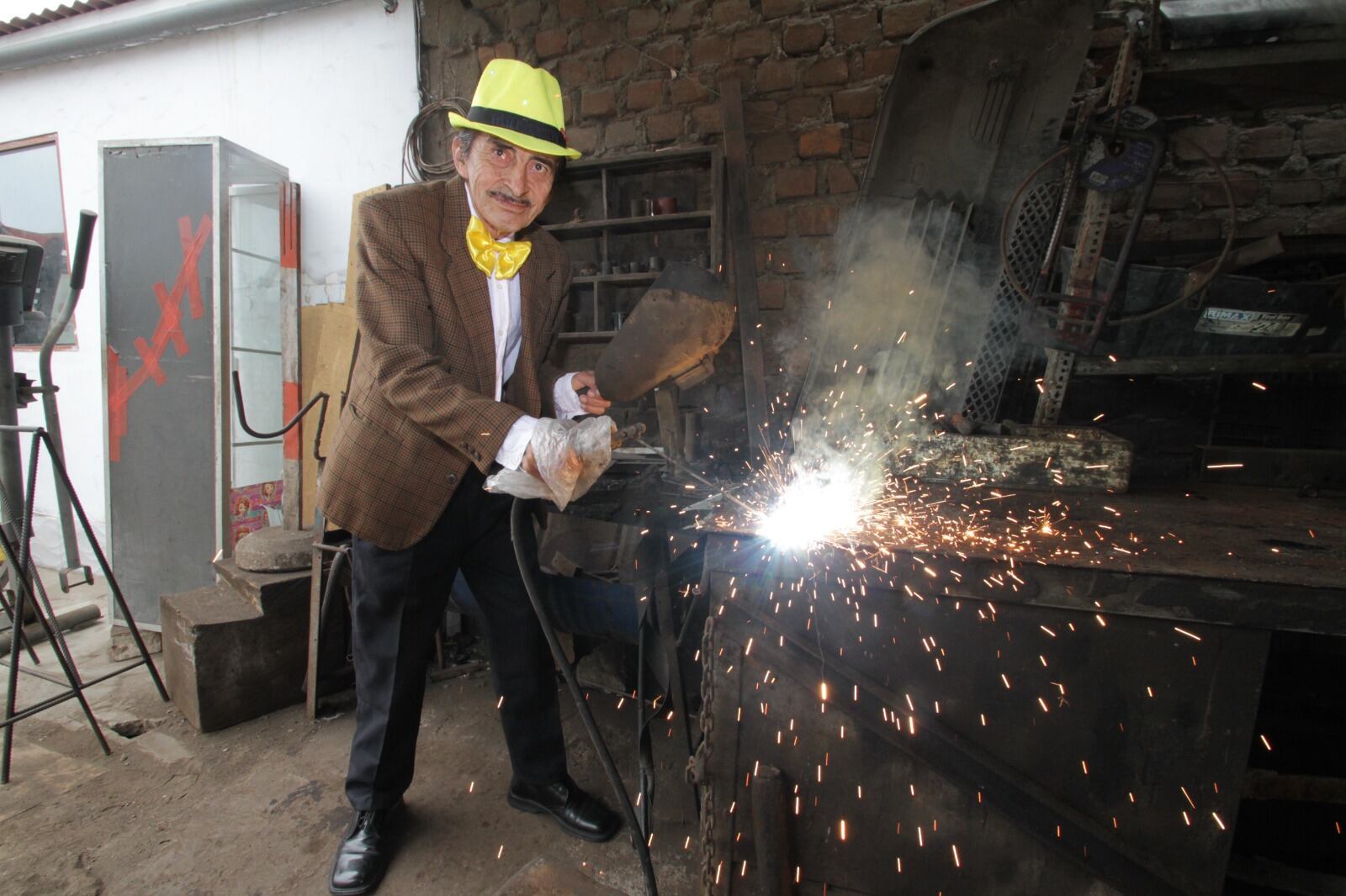 Roberto Roque Escajadillo, el 'Tres Patines' peruano, soldando sus carritos en su taller. Pide a la población no rendirse y seguir luchando. (Foto: Alan Ramírez)