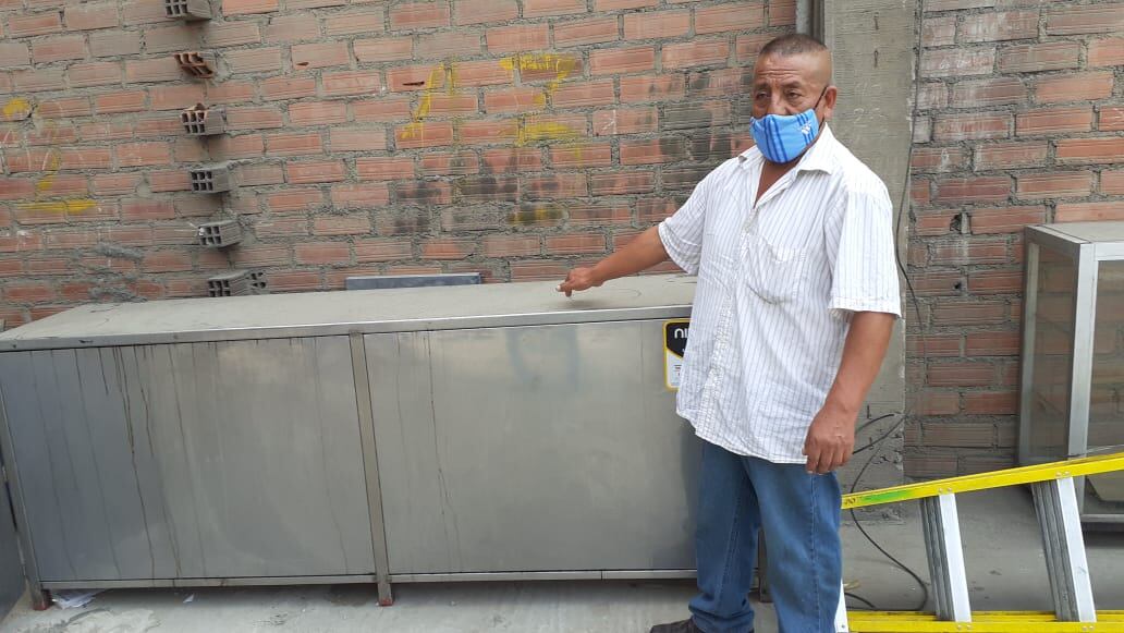 Cuatro delincuentes armados se escondieron dentro de mostradores de ropa, salieron por la madrugada y encañonaron a dos vigilantes de la galería 'Minimarket Santa Rosa' para robar celulares de alta gama de 24 tiendas en una galería. (foto: Mónica Rochabrum)