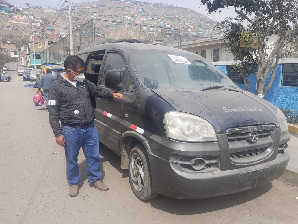 Raúl Espinoza, fue víctima de los ladrones. Le robaron su minivan, lo extorsionaron con 3 mil soles para entregársela y encima lo estafaron. (fotos: Mónica Rochabrum/Trome)
