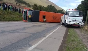 Juliaca: Bus se despista, vuelca y pasajeros salvan de morir