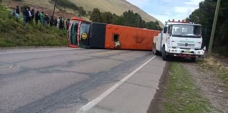 Juliaca: Bus se despista, vuelca y pasajeros salvan de morir