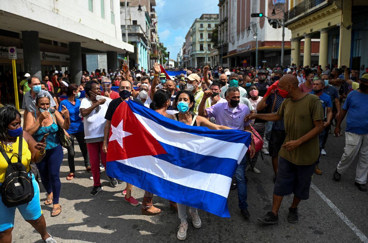 La gente participa en una manifestación de apoyo al gobierno del presidente cubano Miguel Díaz-Canel en La Habana, el 11 de julio de 2021. (YAMIL LAGE / AFP).