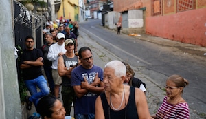 Venezolanos toman medidas preventivas, preocupados por qué sucederá tras la caída de Maduro