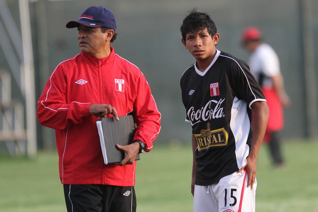 Juan José Ore fue el técnico que confió en la capacidad de Edison Flores y lo convocó a la Selección Peruana sub 17 para participar del Campeonato Sudamericano de la categoría, en el 2011. (Foto GEC Archivo)