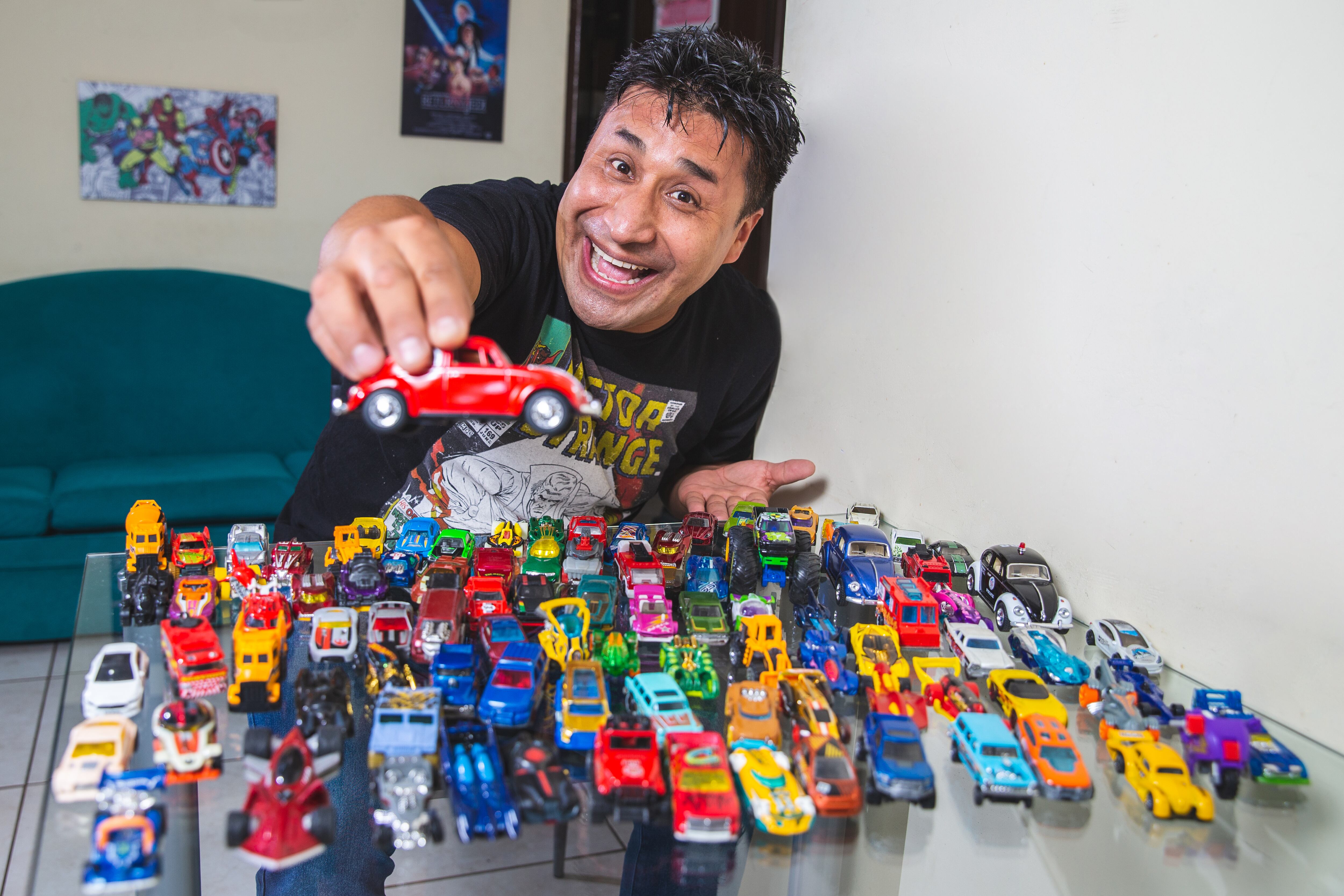 Danny Rosales y su colección de juguetes